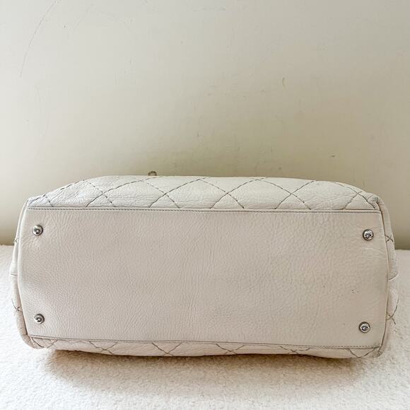 CHANEL On the Road Cream Leather Large Tote - Picture 4 of 15